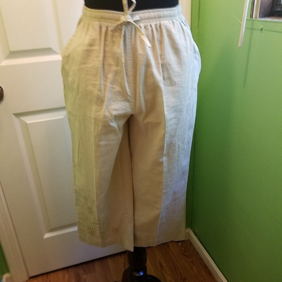 Sz ps, embossed embroidery 2 pc capri set - Picture 8 of 8